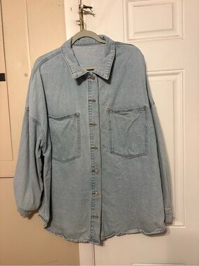 Light Wash Denim Jacket - Light Blue